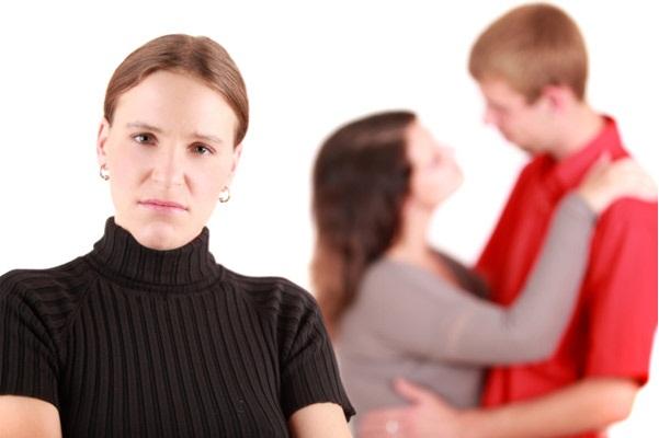 Cinco pensamientos negativos a evitar en una infidelidad