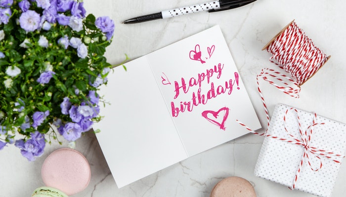 Cómo escribir una felicitación de cumpleaños para alguien especial