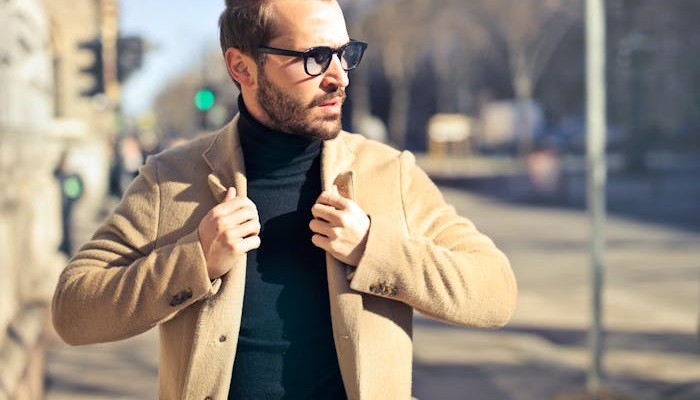 Hombre joven con chaqueta marrón