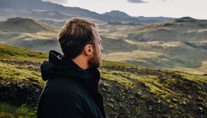 Hombre contempla el paisaje de la naturaleza