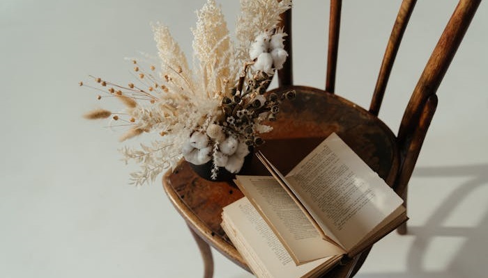 Libro y flores sobre una silla