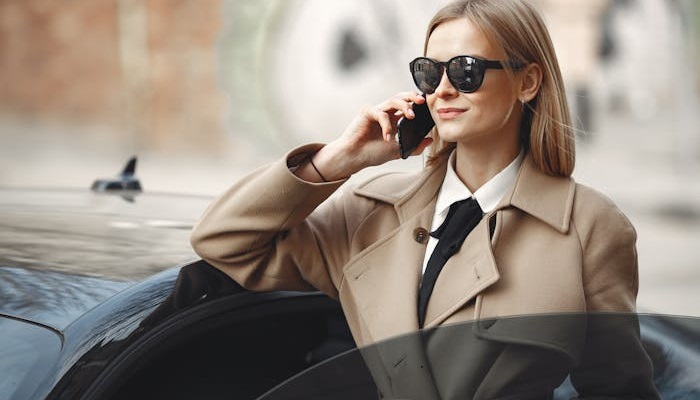 Mujer con gafas de sol habla por teléfono