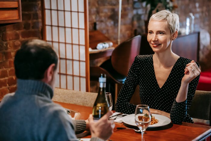 Pareja en una primera cita en un restaurante