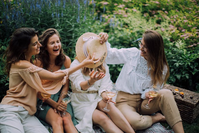 Grupo de amigas en un picnic