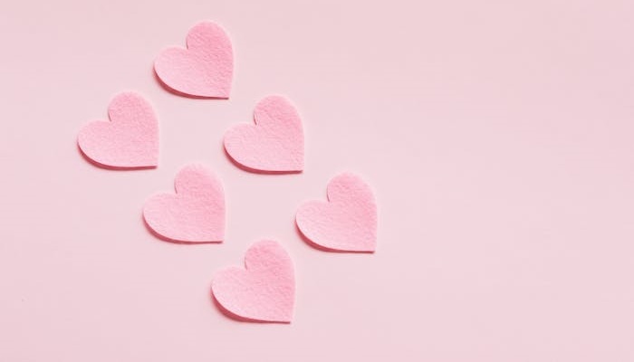 Seis corazones de color rosa