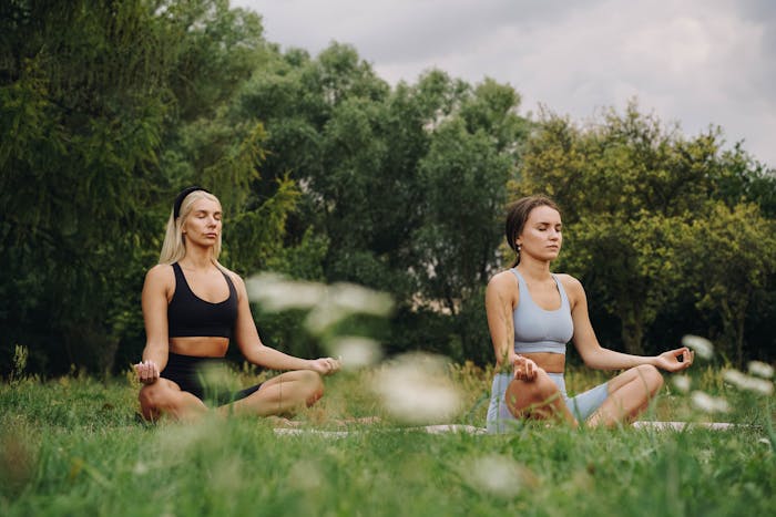 Practicar yoga con amigos para superar el desamor