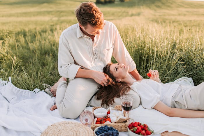 Pareja disfruta de un picnic en el campo