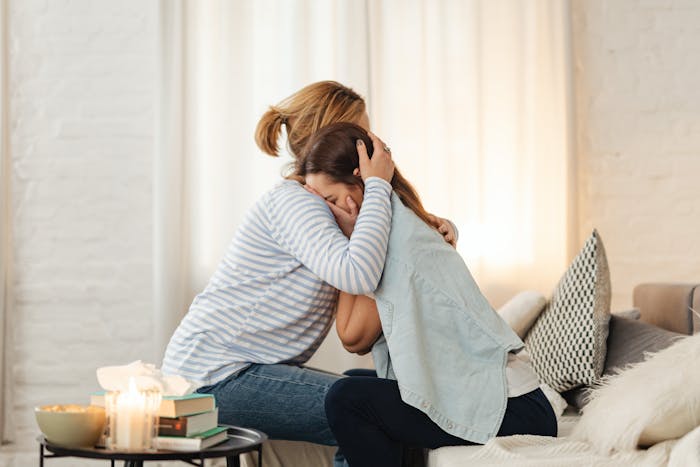 Dos amigas se ayudan mutuamente frente a la tristeza