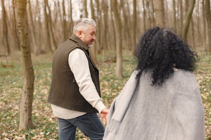 Pareja camina por el bosque