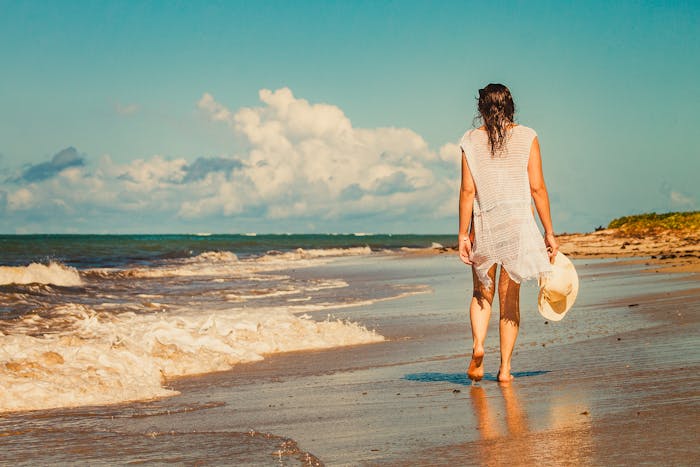 Persona camina por la playa