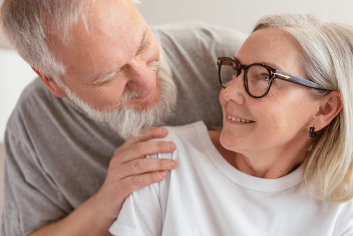 Pareja madura se mira a los ojos