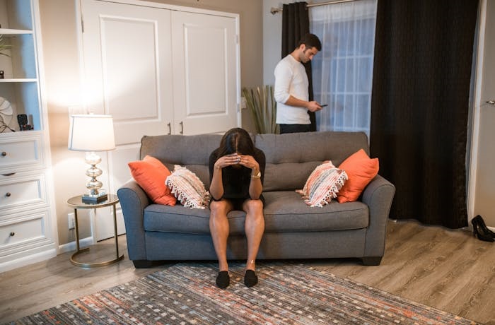 Pareja en salón de casa