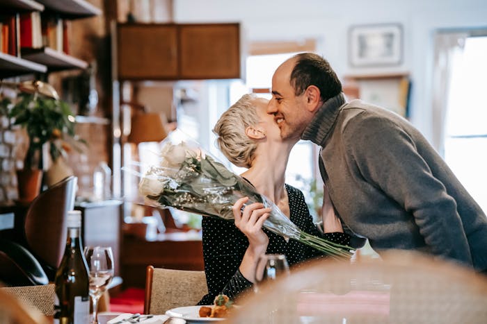 Hombre regala flores a una mujer