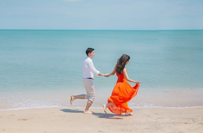 Pareja cerca del mar