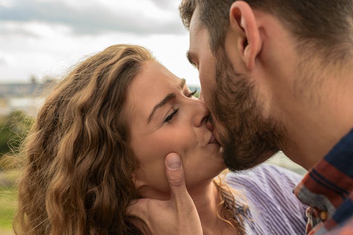 ¿Sientes algo especial y quieres aclarar tus sentimientos? ¿Cómo saber si te estás enamorando poco a poco de otra persona? 5 claves