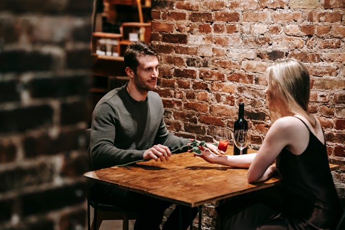 8 signos de interés romántico en hombres y mujeres