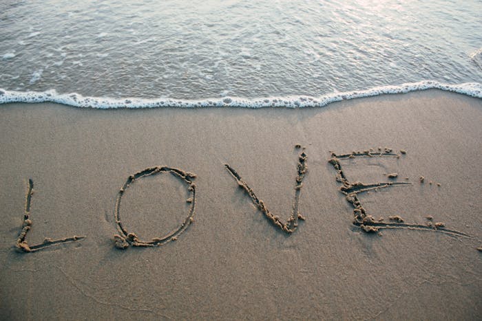 8 signos de interés romántico en hombres y mujeres