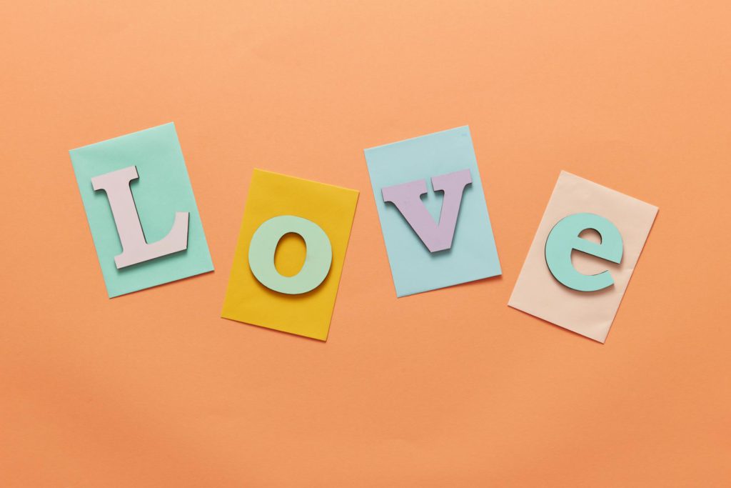 Navegando Relaciones Multiculturales en MobiFriends